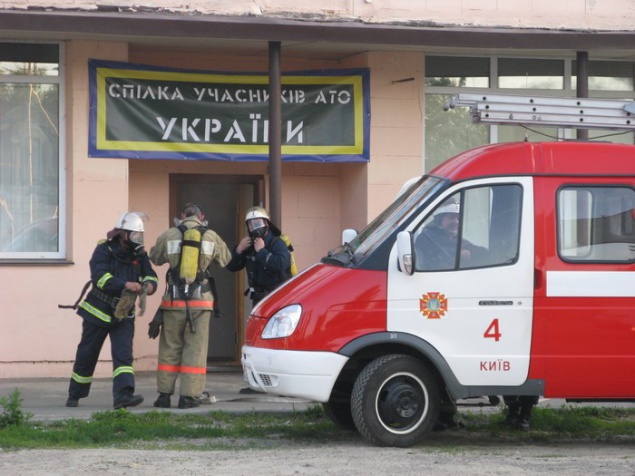 В окно киевского офиса  волонтеров залетела бутылка с зажигательной смесью