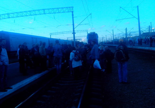 В Киевской области жители перекрывали железную дорогу, требуя поменять расписание электричек