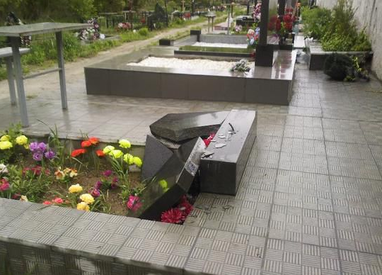 На киевском городском кладбище вандалы разбили памятник фронтовику