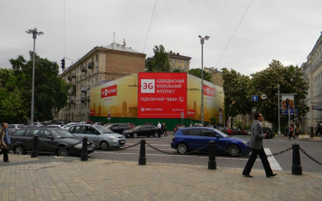 Мобильный оператор завесил громадным незаконным баннером украинский флаг в историческом центре столицы