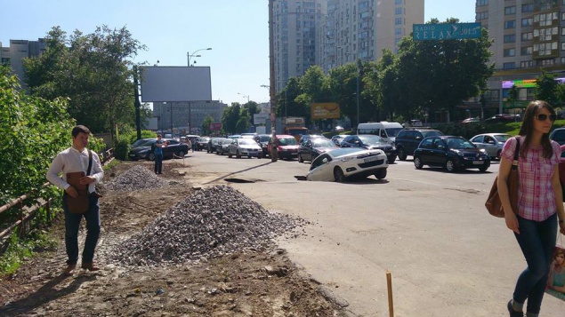 В Киеве “Тойота” провалилась в яму на тротуаре (фото)