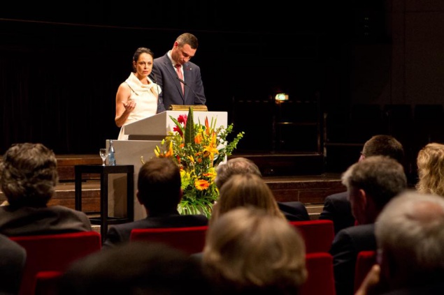 Жена Виталия Кличко на церемонии вручения своему мужу премии Германа Элерса запела (видео)