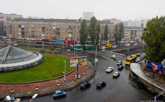 Киевсовету посоветуют убрать АЗС из-под роддома на Севастопольской площади