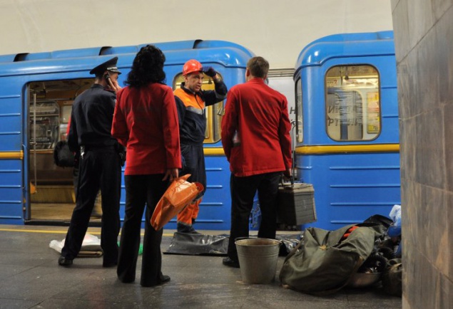 В киевском метрополитене на рельсы упал пенсионер