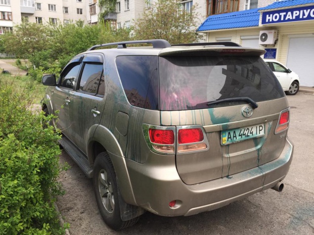 В Киеве чиновнику обильно “окропили” зеленкой автомобиль (фото)