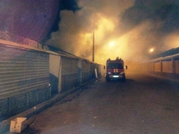 Сегодня ночью спасатели тушили пожар на рынке “Юность”