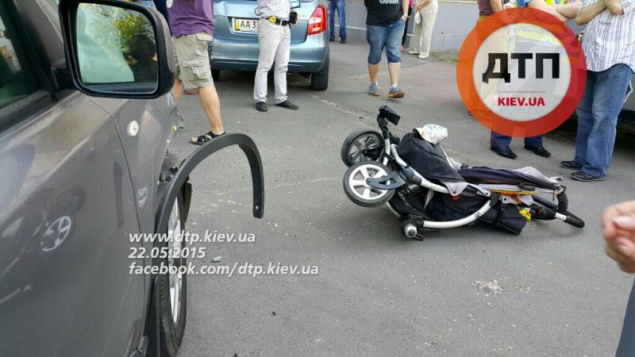В Киеве женщина-водитель наехала на коляску с младенцем