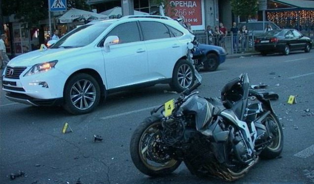 Женщина в “Лексусе”, нарушив ПДД, насмерть сбила мотоциклиста в Киеве