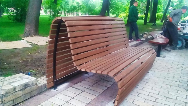 В парке Шевченко монтируют дизайнерские лавочки
