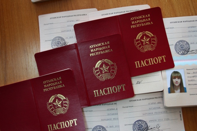 В ЛНР начали выдавать “свои” паспорта (фото)