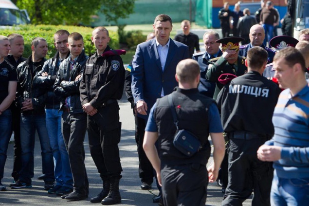 Кличко попросил Порошенко наградить всех милиционеров, пострадавших во время задержания преступников, ограбивших АЗС  (фото)