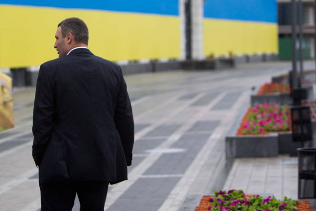 Кличко совершил променад по новой пешеходной зоне на набережной возле Почтовой площади (фото)