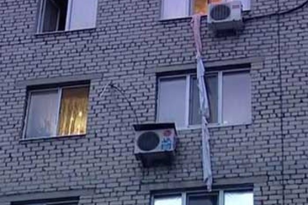 В Киеве студентка сорвалась с высоты, пытаясь попасть в общежитие через окно по простыням