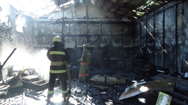 В Киеве во время пожара на СТО сгорела яхта (фото)