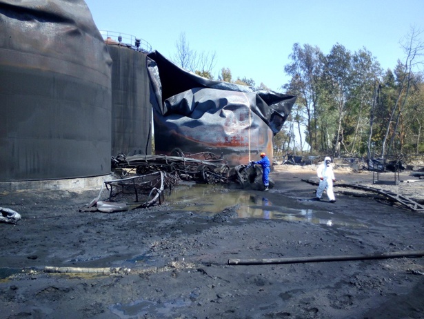 ГосЧС перекачивает бензин из поврежденного резервуара на нефтебазе под Васильковом