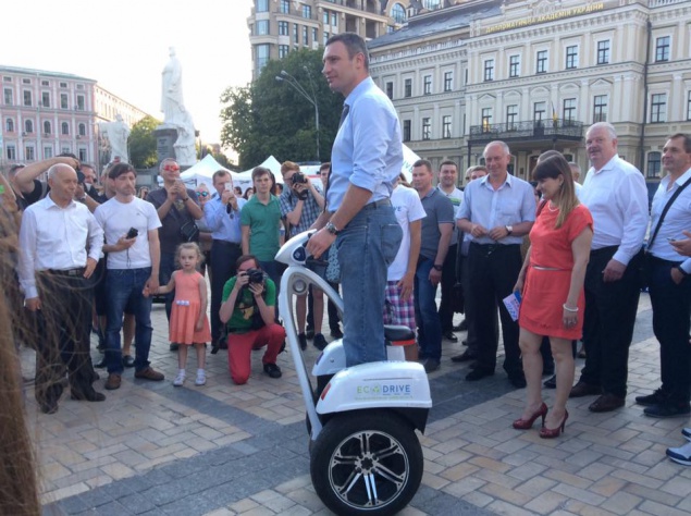 Кличко покатался на электротранспорте и отправил украинцев в Монако (фото)