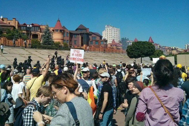 “Марш равенства”  в Киеве начался с драки. Есть пострадавшие (фото)
