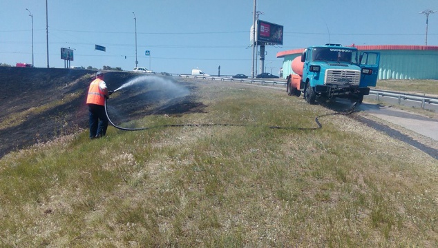 Столичным коммунальщикам пришлось тушить разгоревшуюся траву возле Московского моста (фото)