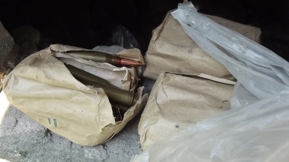 В Киеве под ступеньками многоэтажки милиция нашла тайник с боеприпасами (фото)