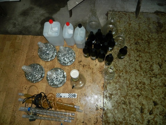 В Киеве на СТО милиционеры обнаружили кустарную нарколабораторию с химиком-аматором и оружие (фото)