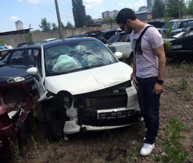 “Веселые ребята” в Киеве угнали и разбили машину Виталия Козловского (фото)