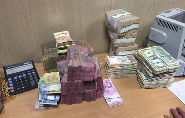 Куратор “конвертационного” центра в Киеве ежемесячно получал около миллиона гривен