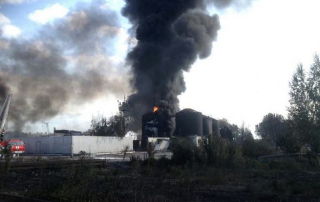 На нефтебазе “БРСМ-Нефть” продолжают гореть 14 емкостей с горючим