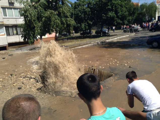 В Деснянском районе порвало трубу: на улице возник громадный “фонтан”