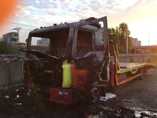 В Киеве сожгли эвакуатор, который демонтирует МАФы