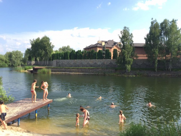 На Киевщине детей купающихся в озере обстреляли из VIP-коттеджа