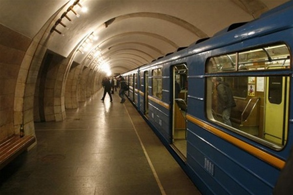 На путях столичной подземки пассажиры обнаружили труп мужчины