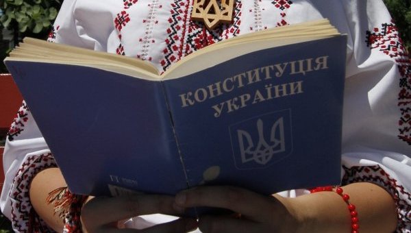 В Киеве установили рекорд по “синхронному” чтению Конституции вслух