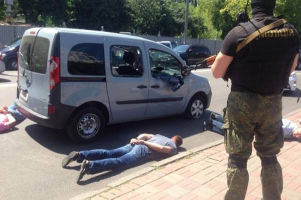 Курьеров конвертационного центра, которых вчера со стрельбой задержали в центре Киева, уже выпустили
