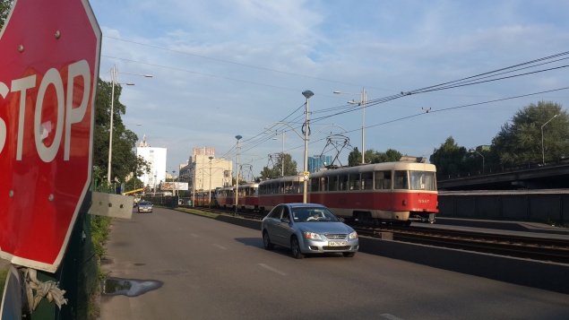В Киеве возле станции метро “Вокзальная” парализовано движение скоростного трамвая
