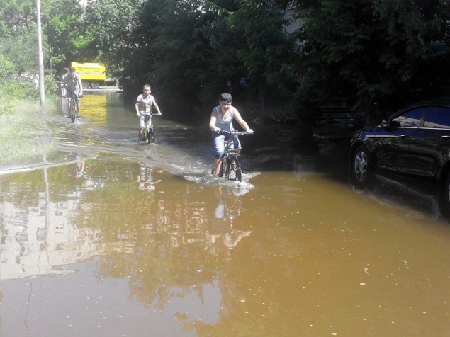 В Киеве порыв на водопроводе превратил двор на Оболони в “Венецию” (фото)