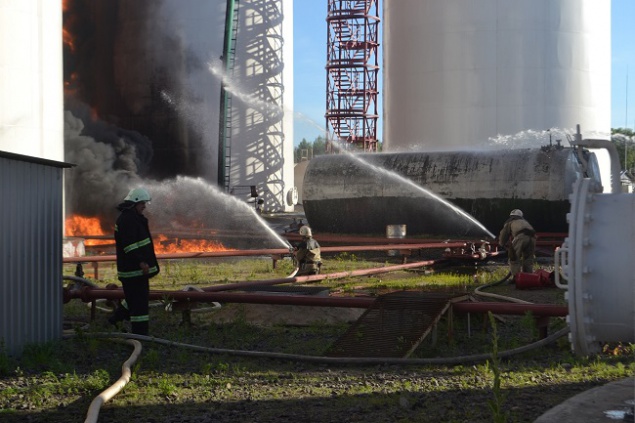 Российское МЧС предложило помощь в тушении пожара на нефтебазе под Киевом