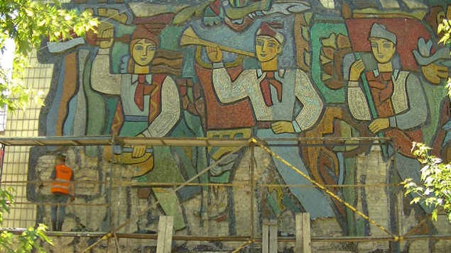В КГГА сообщили, что “советскую“ мозаику со стены школы №141 ”соскребли” во время запланированного ремонта