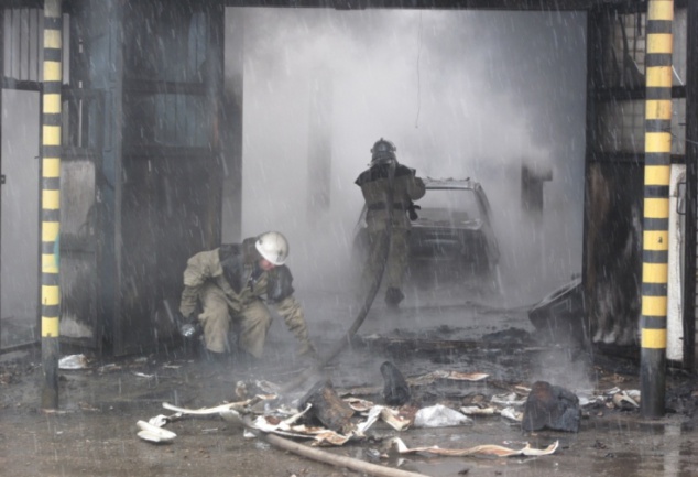 В Днепровском районе Киева горела СТО