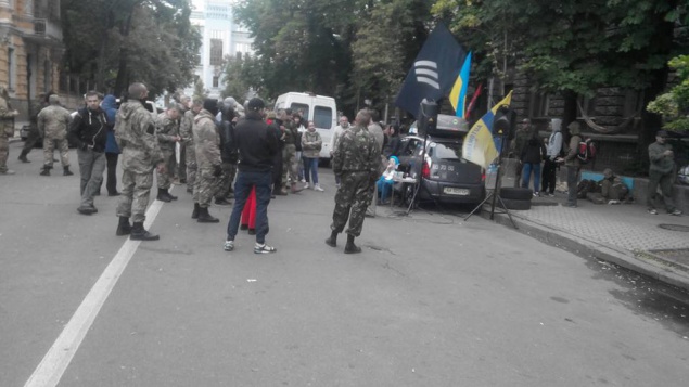 В Киеве на Банковой активисты требуют ареста Медведчука и отставки Авакова