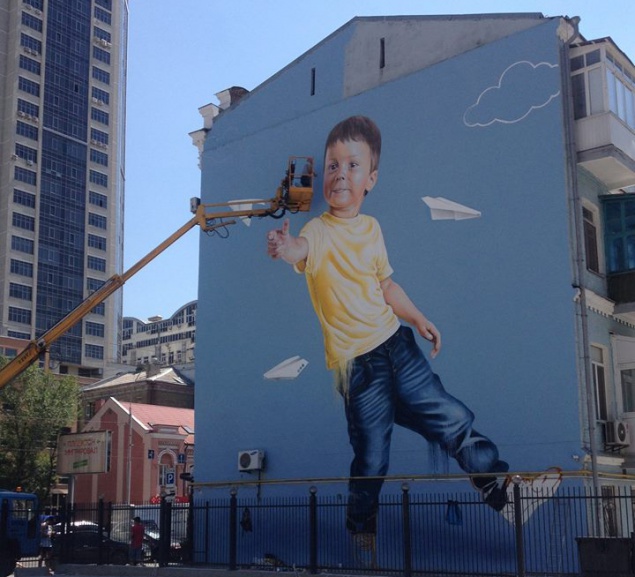 В Киеве на стене дома появился первый мурал о детстве (фото)