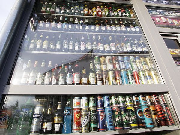 Пиво в ларьках: либо исчезает, либо дорожает