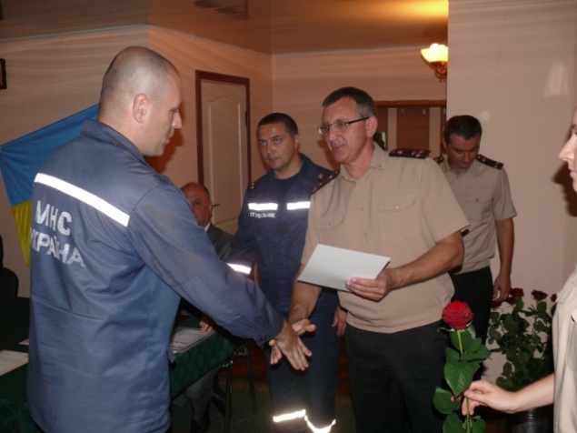 Спасателям, принимавшим участие в тушении пожара на нефтебазе под Васильковом, вручили благодарности