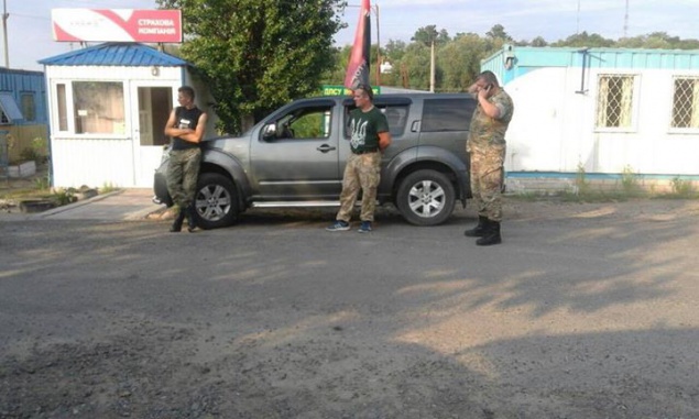 Для борьбы с контрабандой “Правый сектор” обустроил блокпост в Одесской области