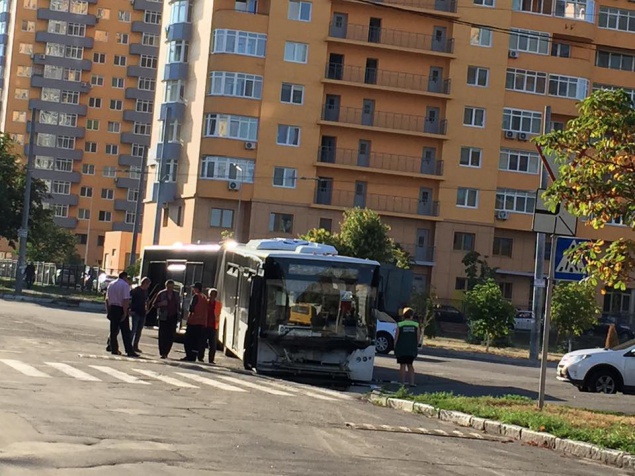 В столице автобус “провалился” под землю (фото)