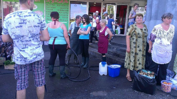 Коммунальщики попытались вытравить хлоркой несанкционированную торговлю возле Житнего рынка (фото)