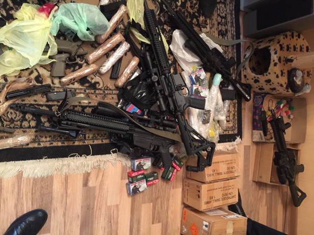 Под Киевом “накрыли” двух торговцев с большим арсеналом оружия