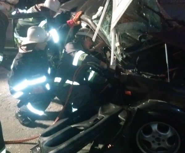В результате столкновения со столбом в Киеве погиб водитель иномарки (фото)