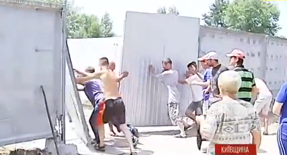 Дачники на Киевщине сносят заборы, перекрывающие доступ к Днепру (видео)