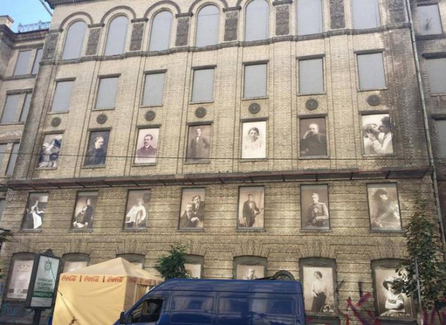 В окнах дома на Ярославовом Валу появились новые фото