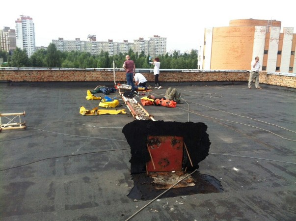 В Киеве трое мужчин упали с высоты 10 метров